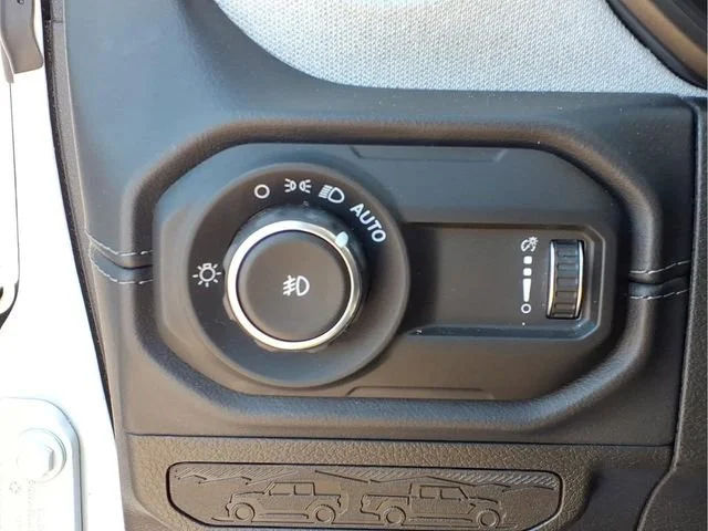 Used 2026  Jeep Sahara image 13