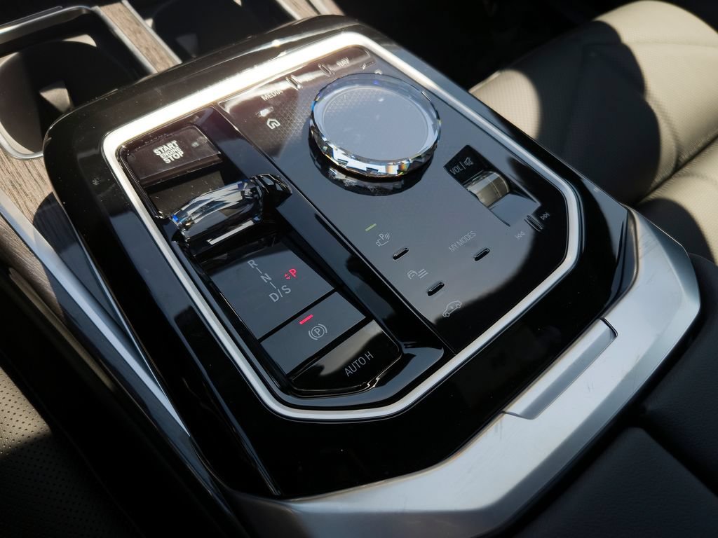 New 2026 Dravit Grey Metallic BMW 740i image 9