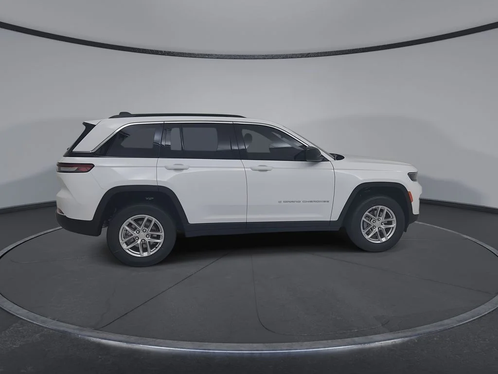 New 2026 Bright White Clear-Coat Exterior Paint Jeep Laredo X image 16