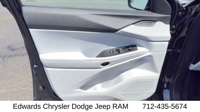 New 2026 Diamond Black Crystal Pearlcoat Jeep Laredo image 12