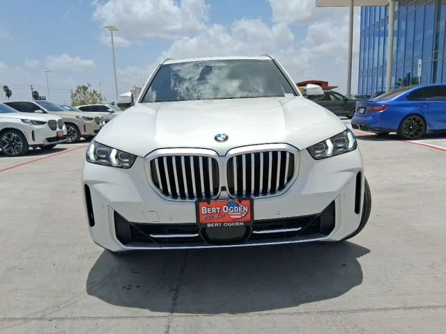 New 2026 Mineral White Metallic BMW sDrive40i image 2