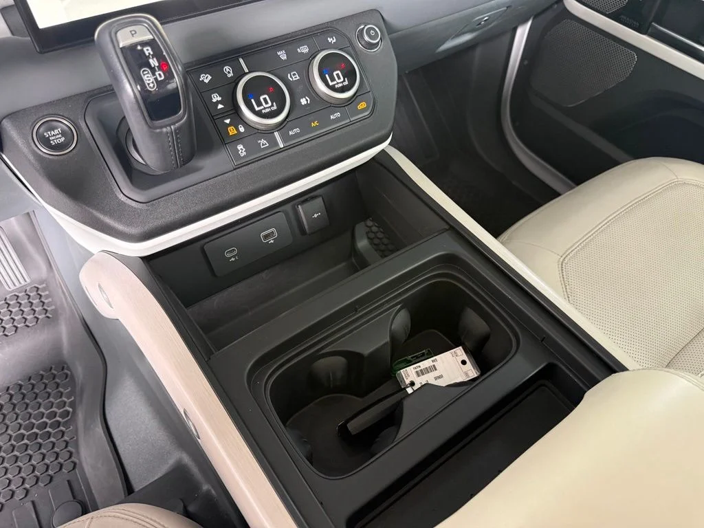 Used 2023 Fuji White Land Rover SE image 27
