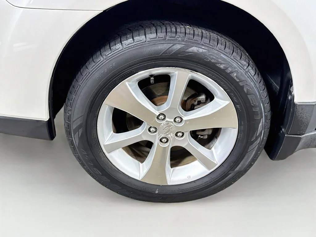 Used 2014 White Subaru 2.5i image 40