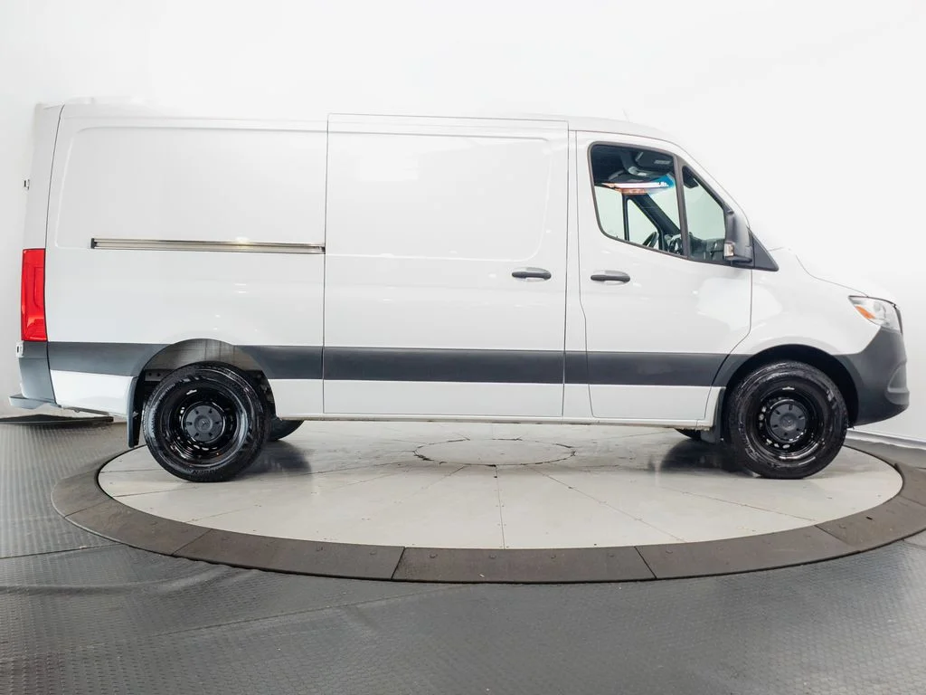 Used 2026  Mercedes-Benz Cargo 144 WB image 24
