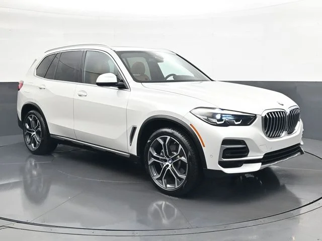 Used 2023 White BMW sDrive40i image 2