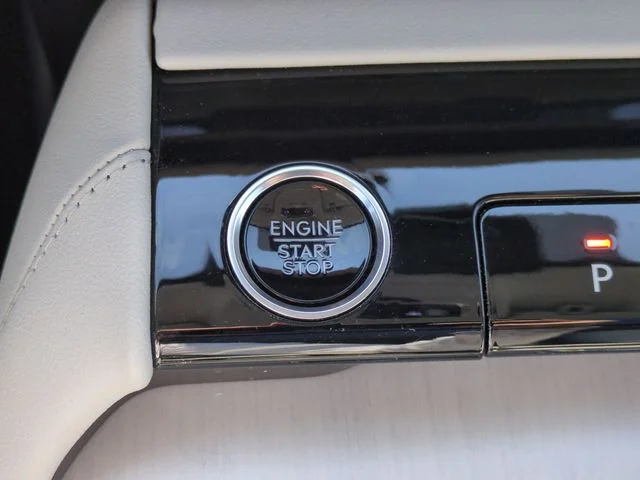 Used 2025 White Lincoln Reserve image 27