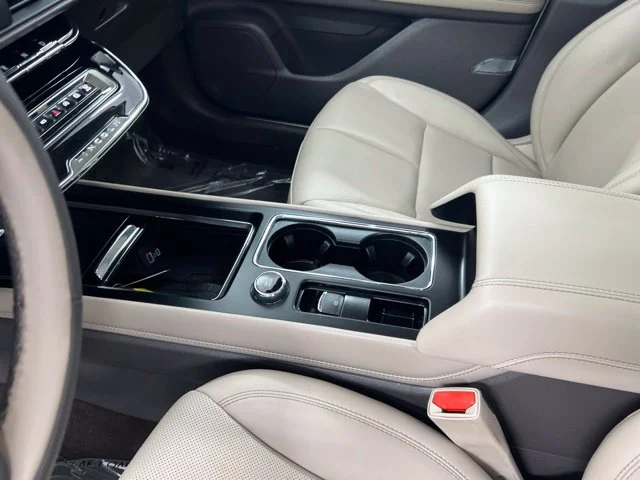 Used 2023 White Lincoln Standard image 15