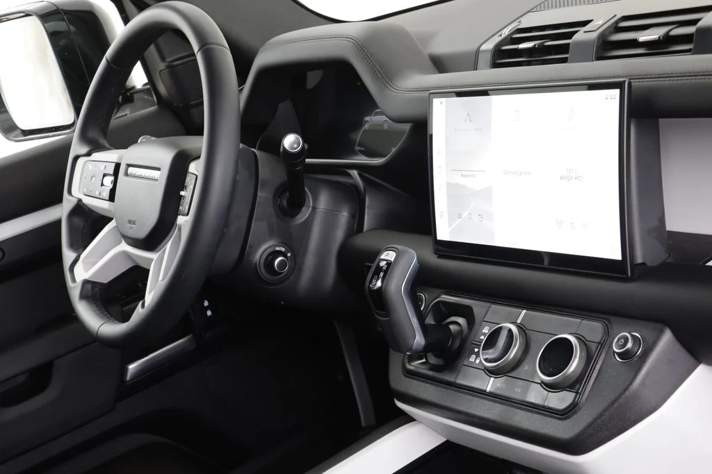 Certified Used 2025 White Land Rover X-Dynamic SE image 22