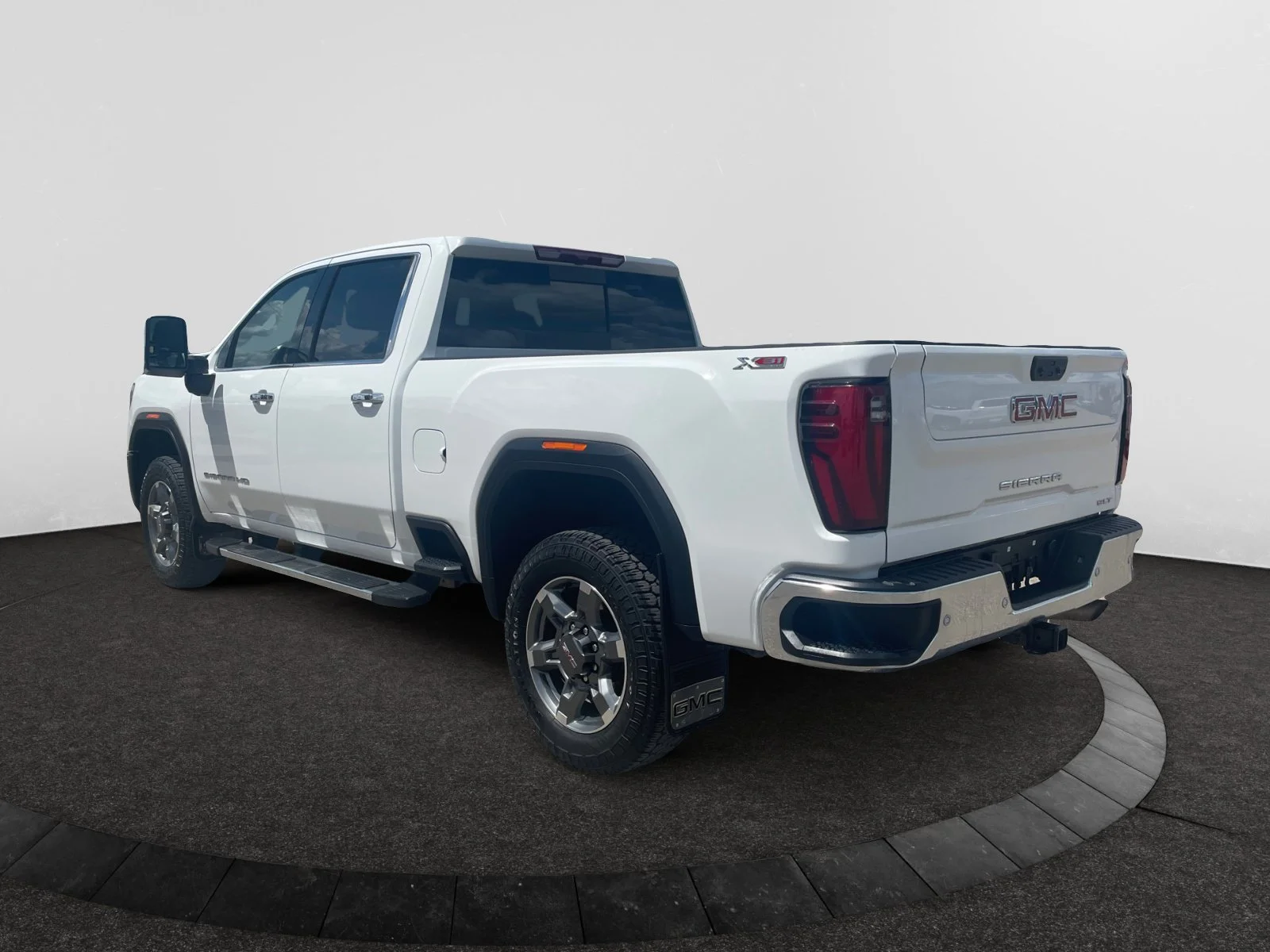 Used 2025 White GMC SLT Crew Leather 5th Wheel Prep Package image 3