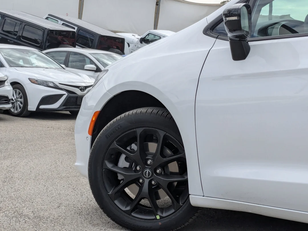 New 2026 White Chrysler Select - - AWD - 3.6L Pentastar V6 - Adaptive Cruise Control - Blind Spot Monitor & More! image 9