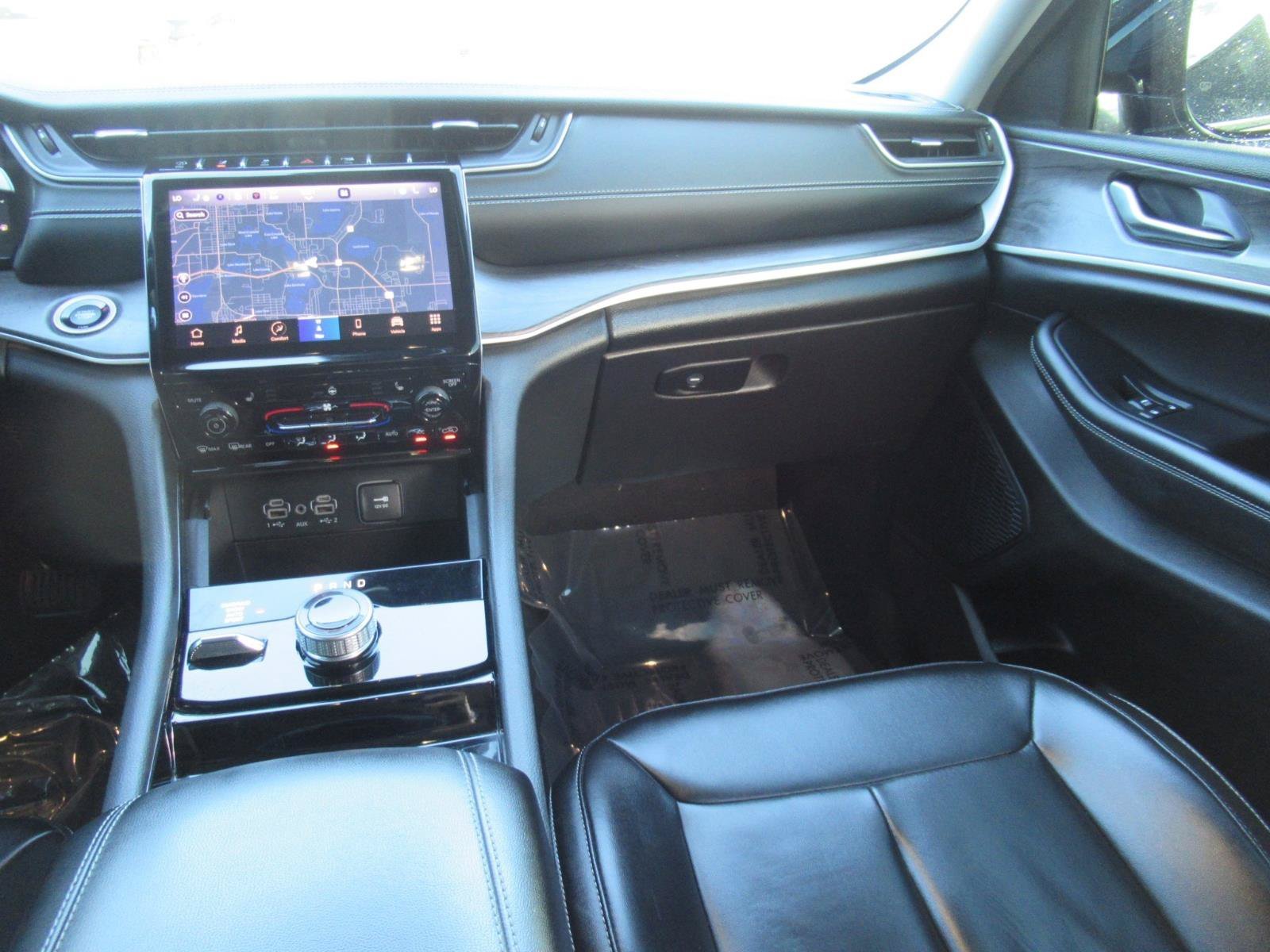 Used 2023  Jeep Limited image 14
