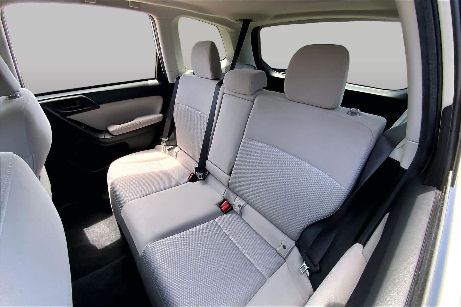 Used 2015 Satin White Pearl Subaru 2.5i Premium image 20