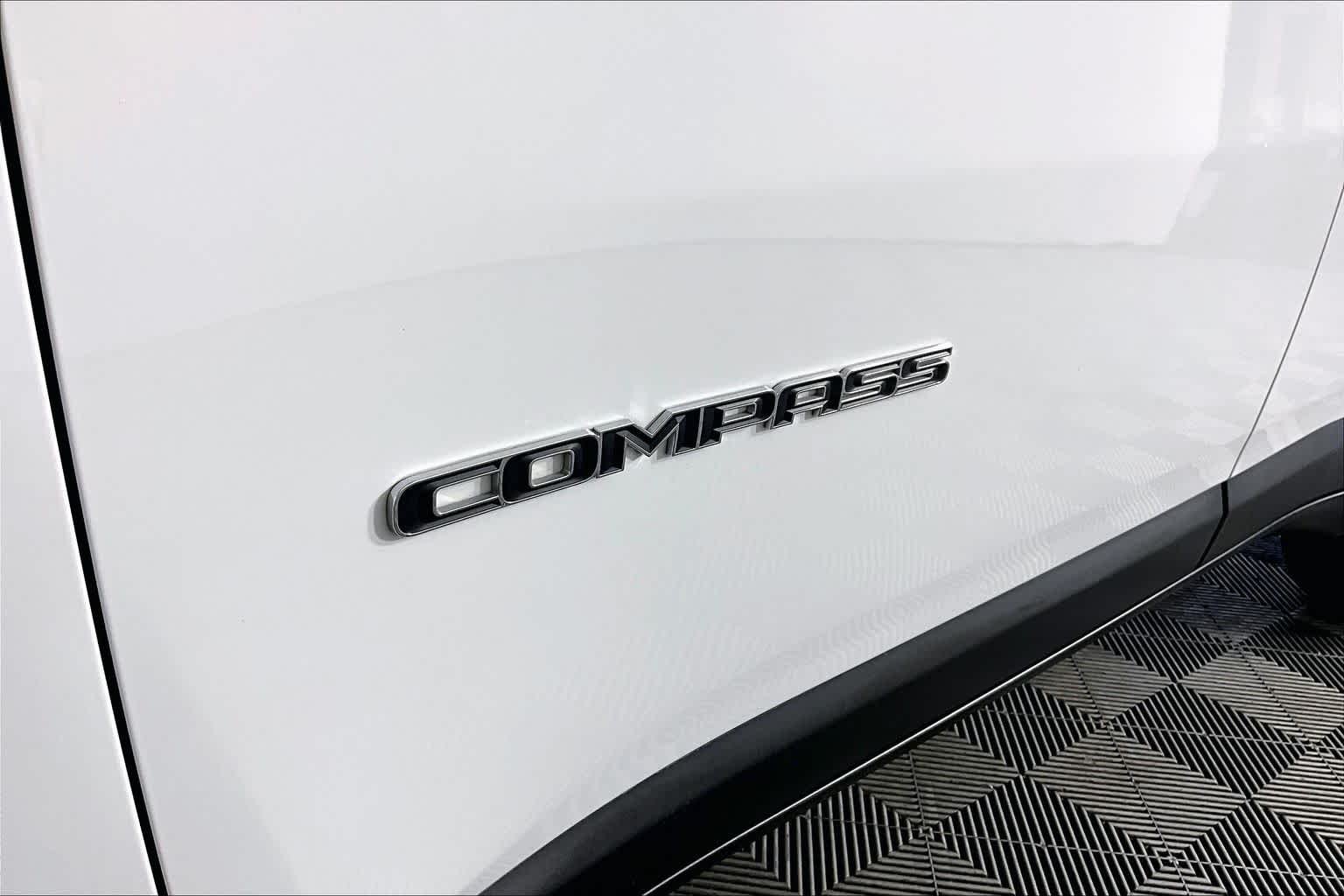 Used 2024 White Jeep Latitude Lux FWD image 30