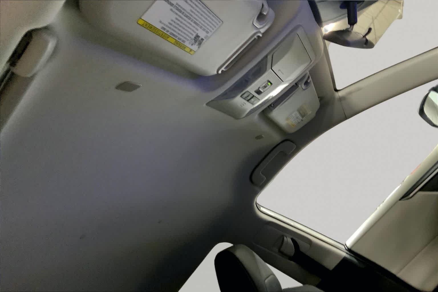 2025 Toyota RAV4 XLE - Photo 27