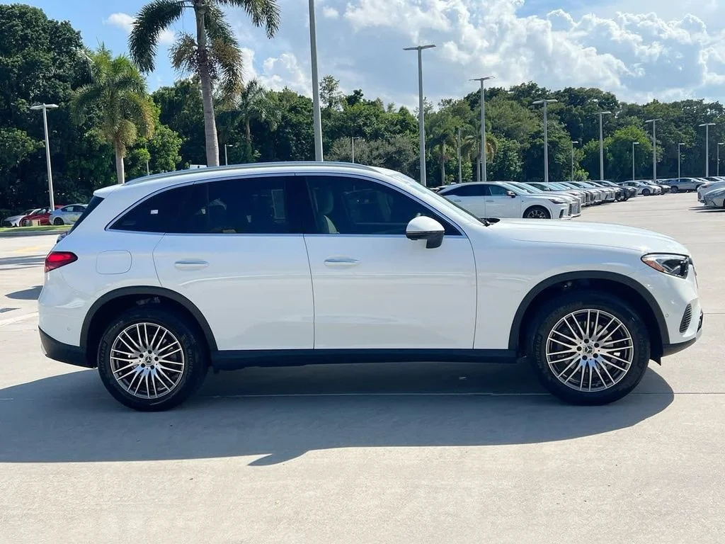 Used 2025 Polar White Mercedes-Benz GLC 300 image 8