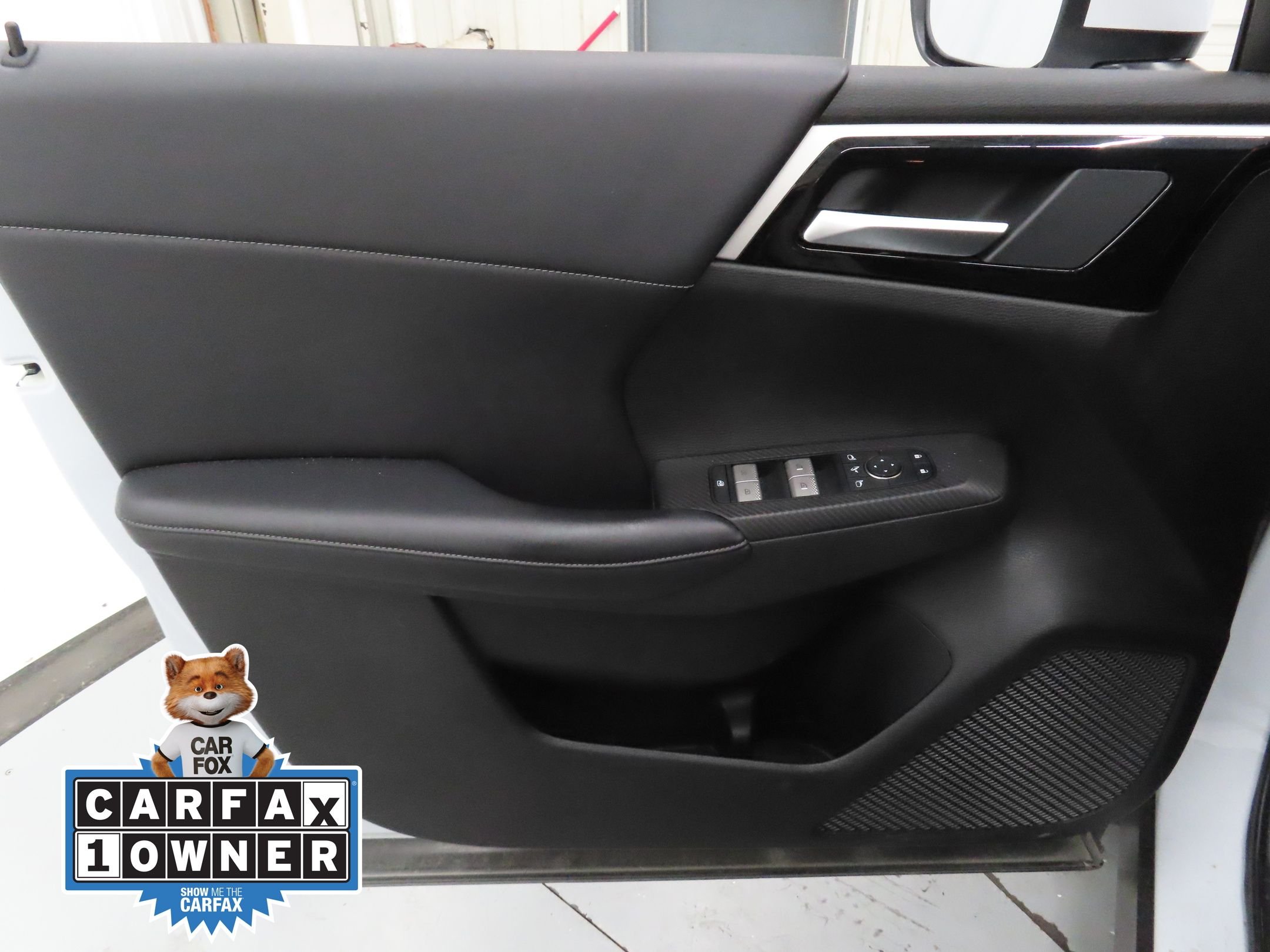 Used 2024 White Mitsubishi SE Black Edition image 11