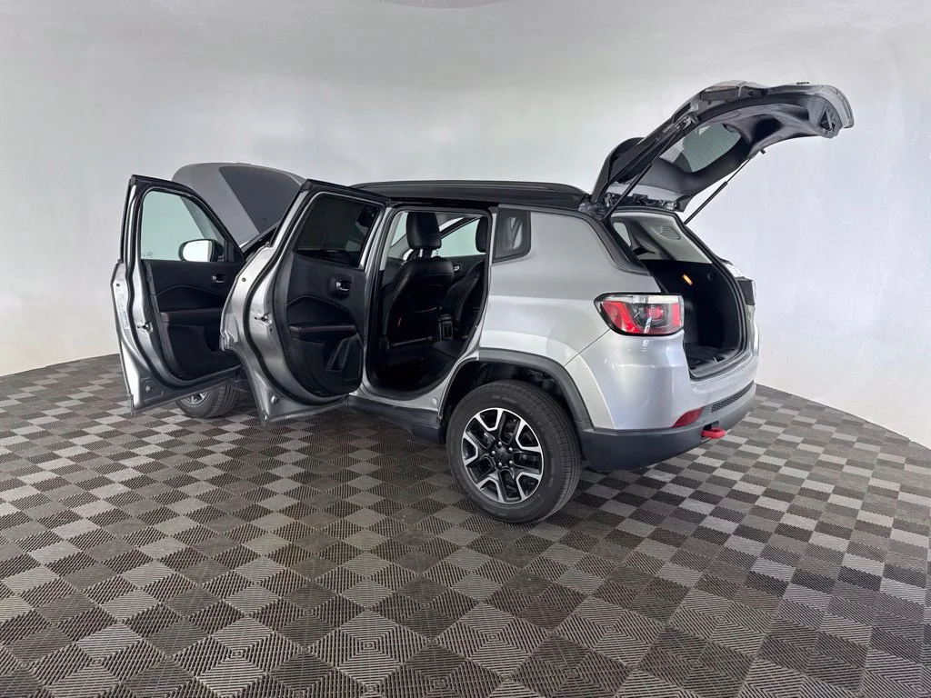 Used 2019 Silver Jeep Trailhawk image 18