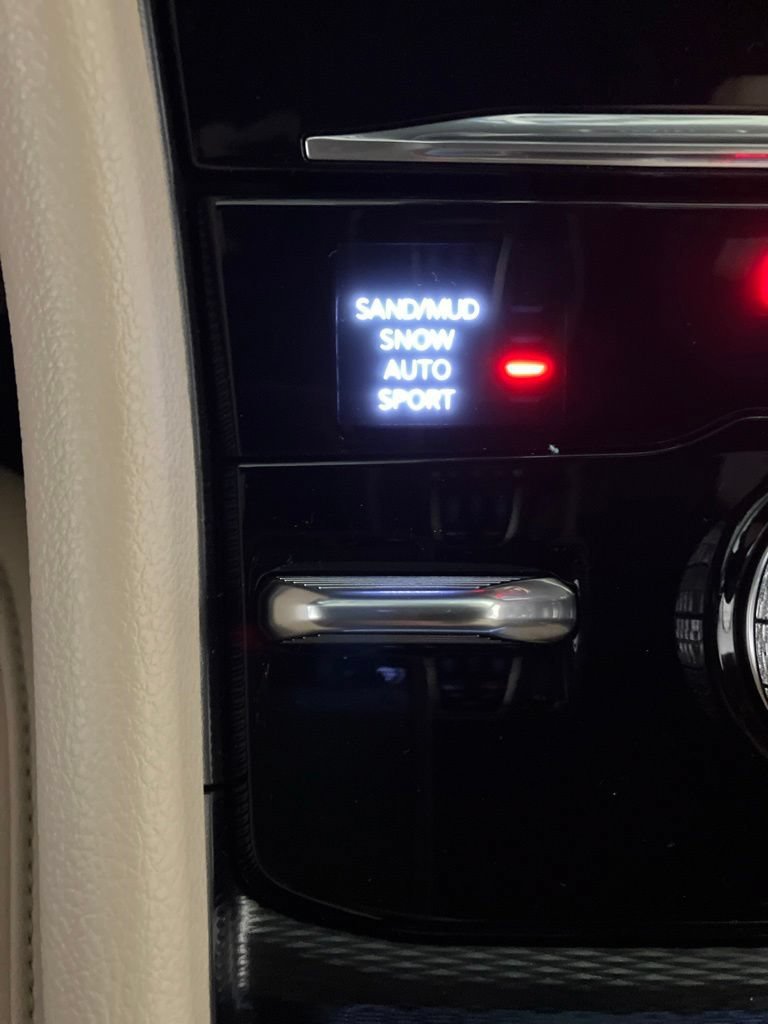 New 2026 Diamond Black Crystal Pearl-Coat Exterior Paint Jeep Limited image 8