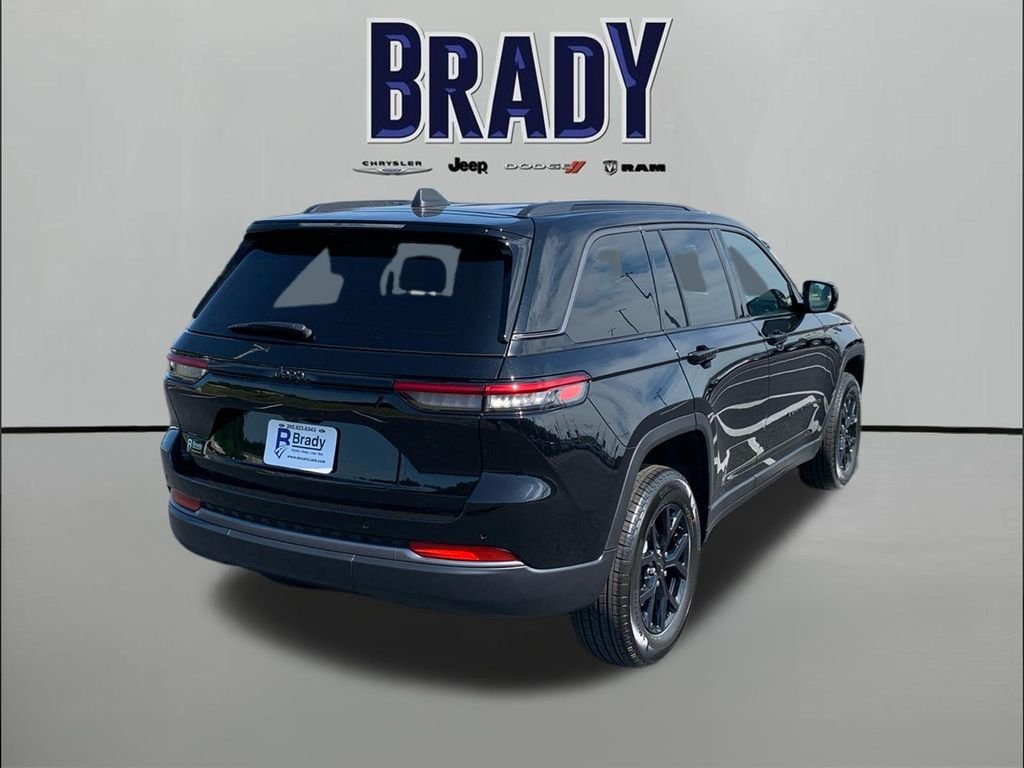 New 2026 Diamond Black Crystal Pearl-Coat Exterior Paint Jeep Laredo Altitude image 7