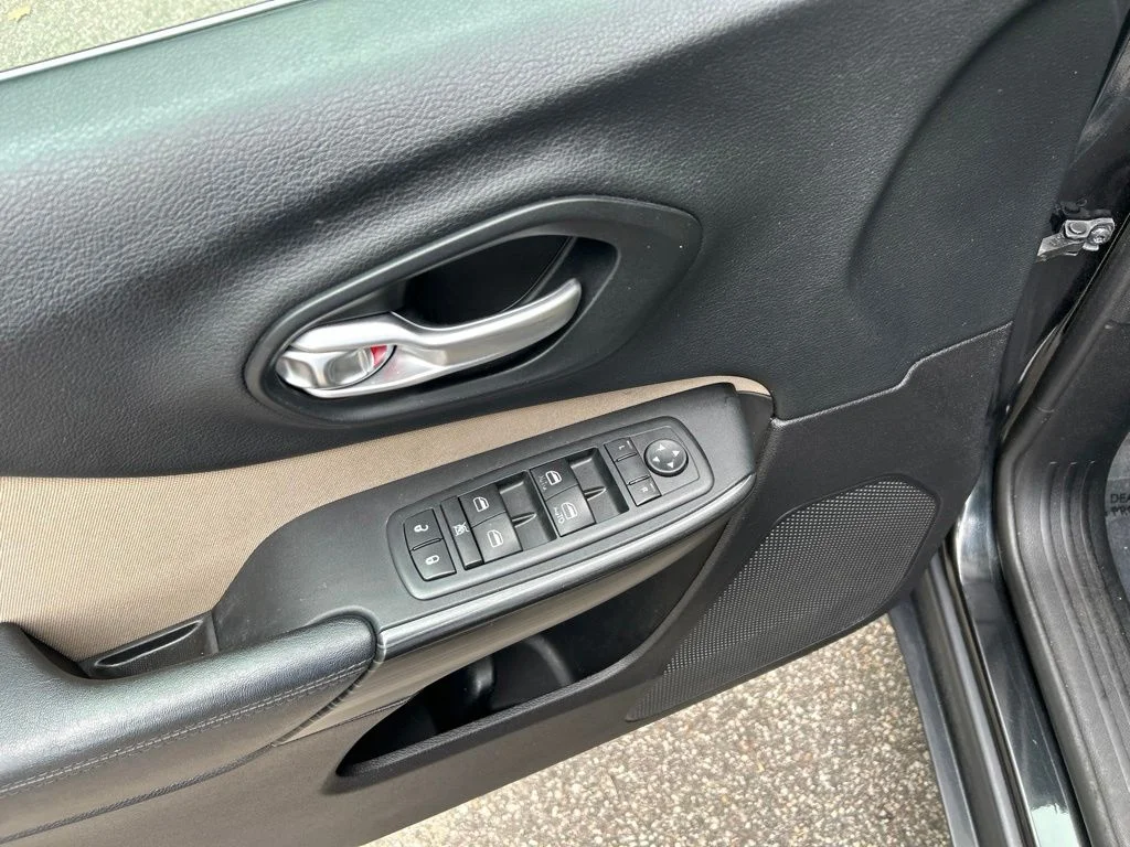 Used 2016 Black Jeep Latitude image 15