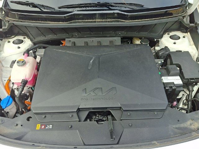 Used 2023 White Kia Wave image 29