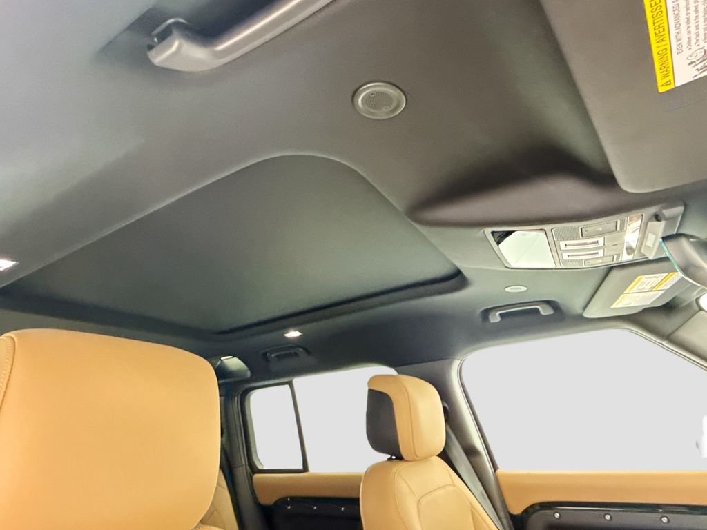 New 2026 Santorini Black Land Rover X-Dynamic SE image 17