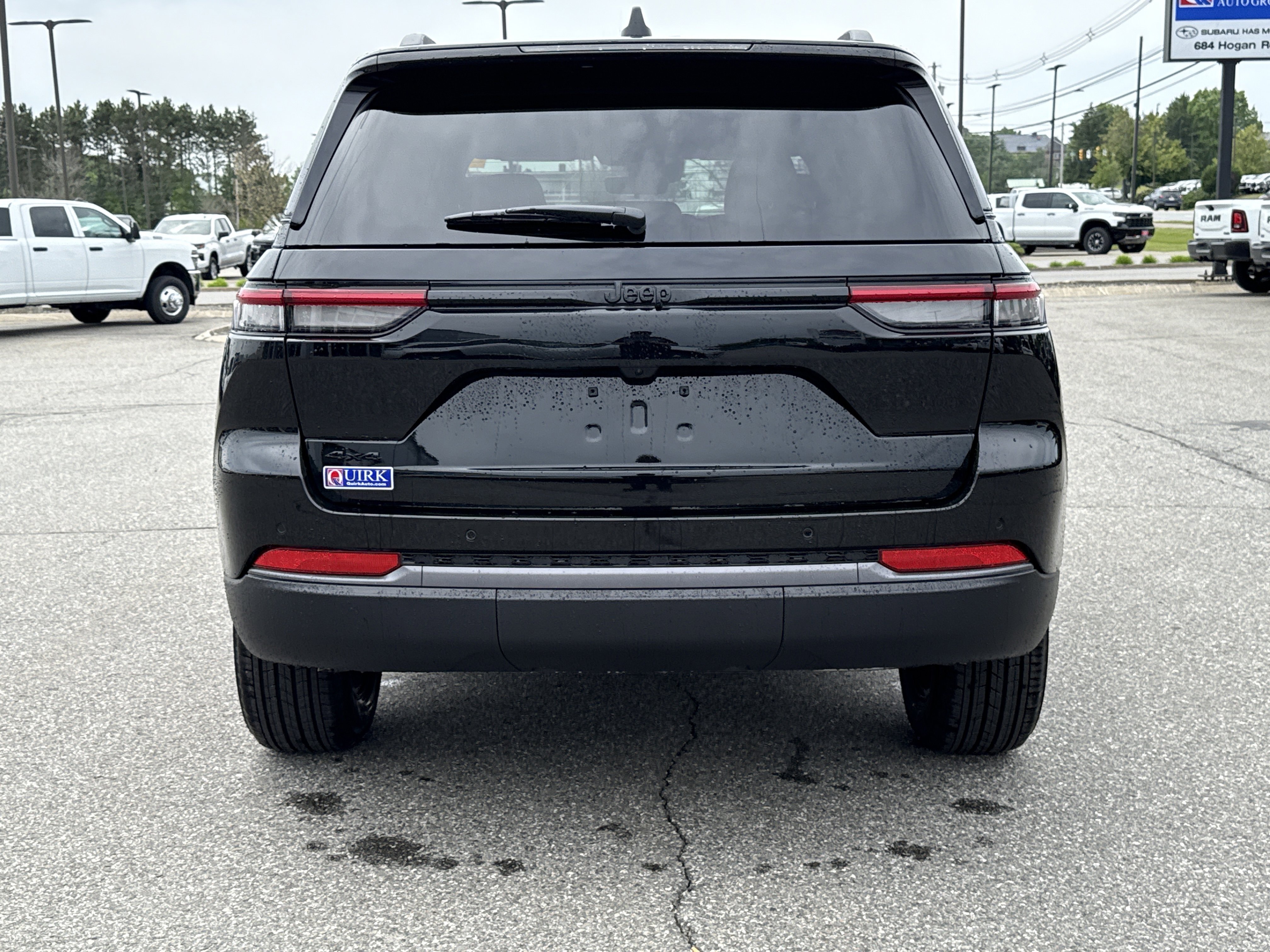 New 2026 Diamond Black Crystal Pearl-Coat Exterior Paint Jeep Laredo Altitude image 9