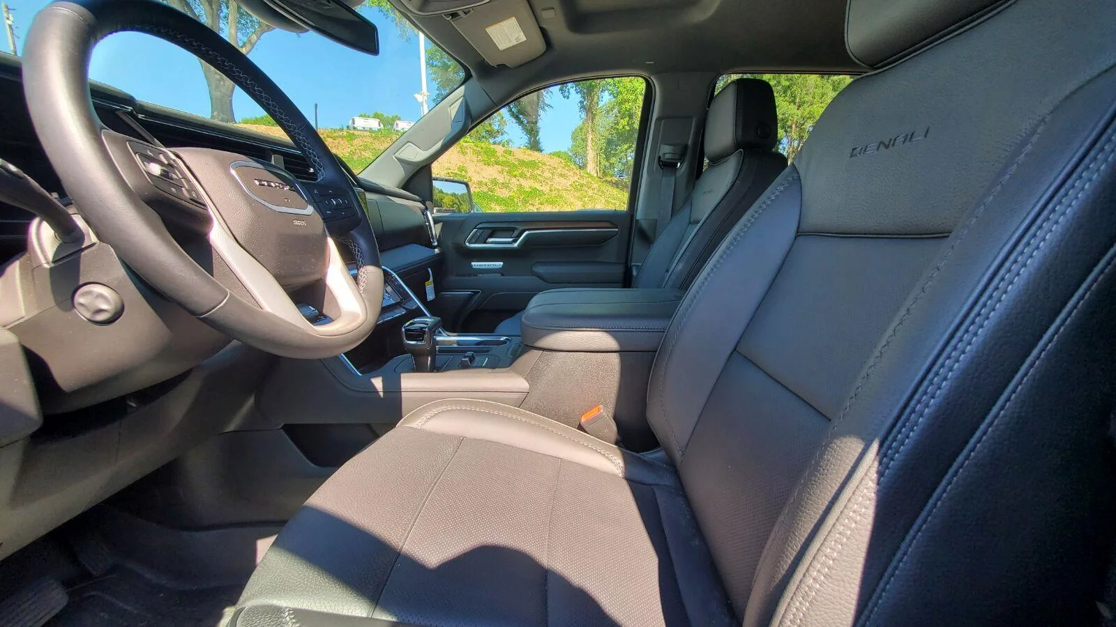Used 2025 Onyx Black GMC Denali image 3