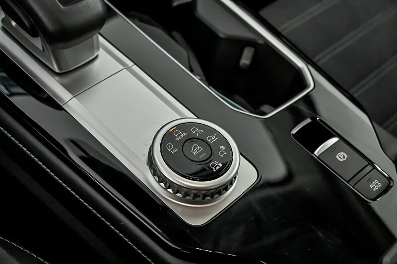 Used 2025 Alloy Silver Metallic Mitsubishi SE image 27