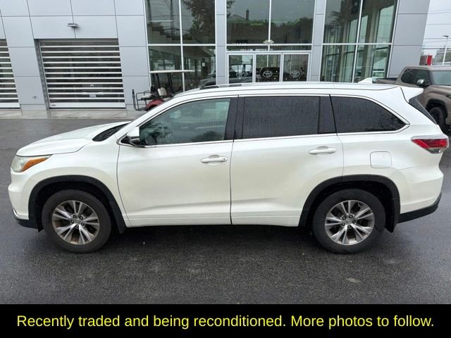Used 2015 White Toyota XLE V6 image 3