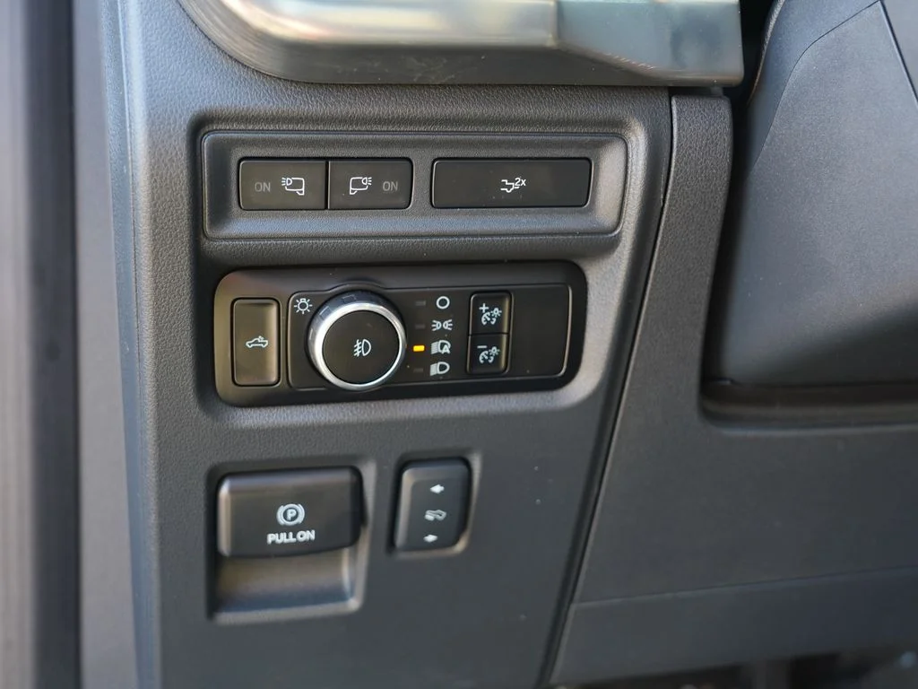 Used 2023  Ford Lariat image 16