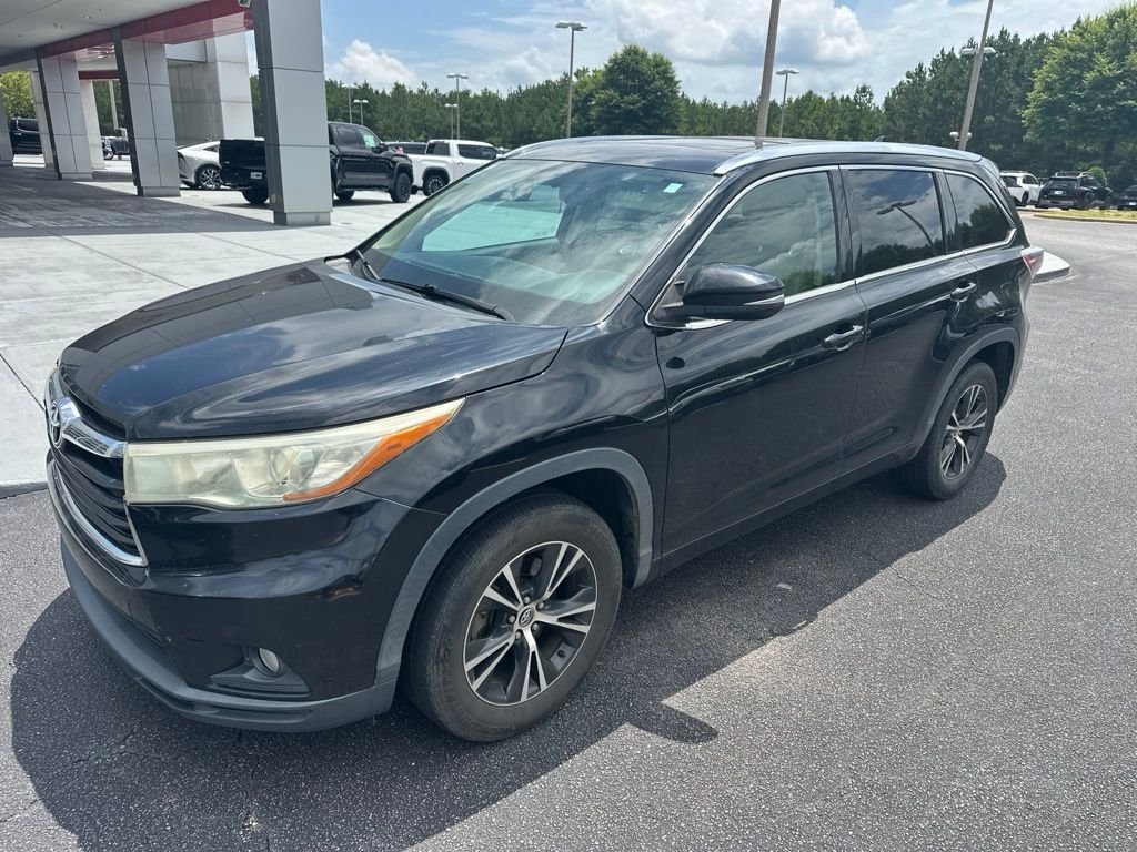 Used 2016  Toyota XLE V6 image 2