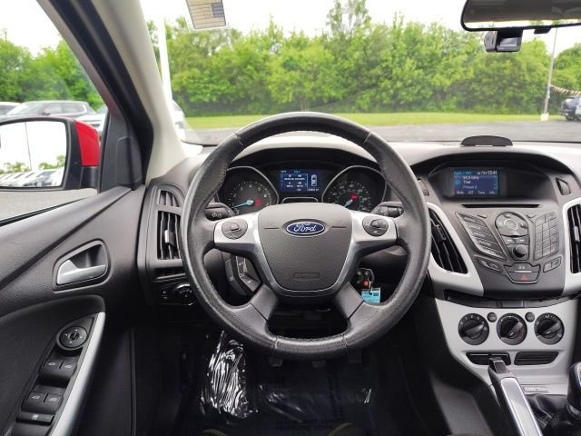 Used 2014 Red Ford SE image 12