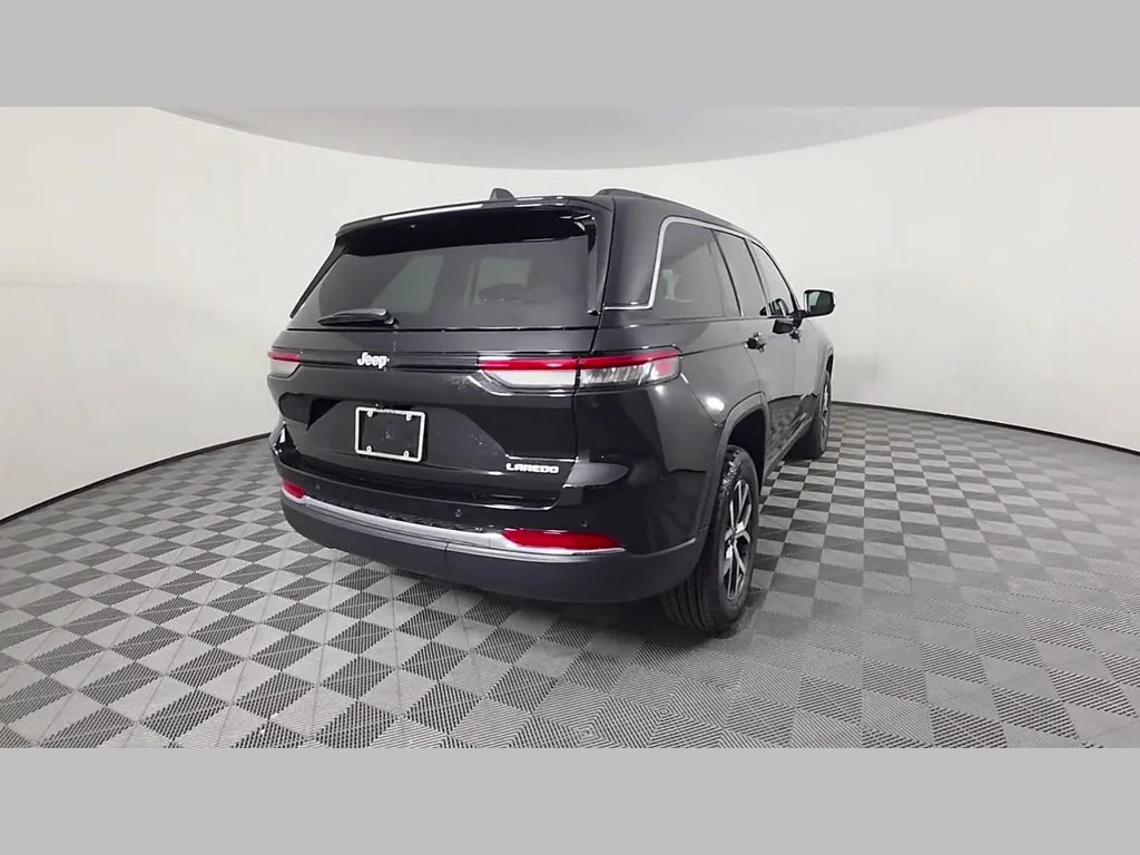 New 2027 High-Gloss Black Paint Jeep Laredo image 26