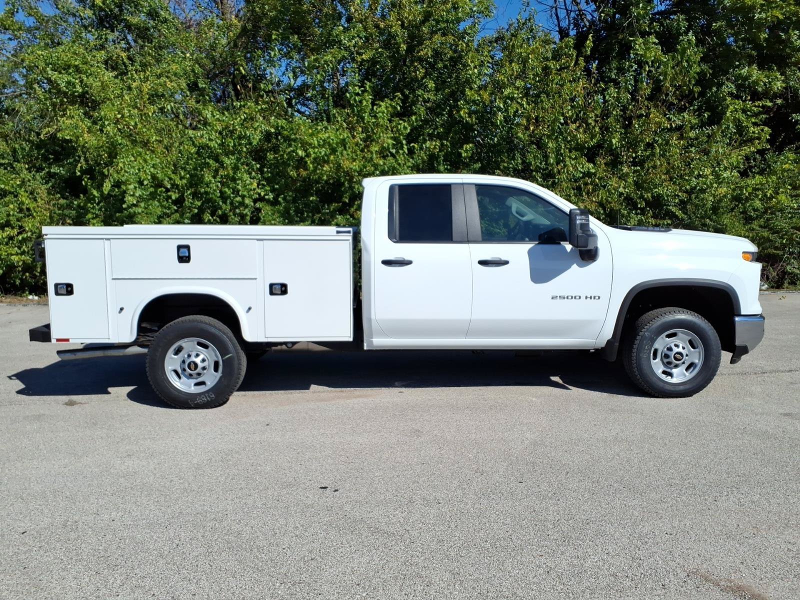 New 2026 Summit White Chevrolet WT image 18