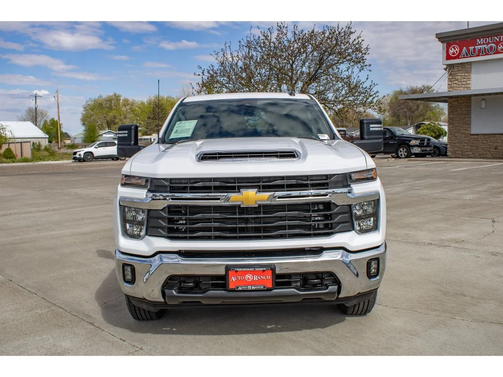 Used 2025 SUMMIT WHITE Chevrolet LT image 3
