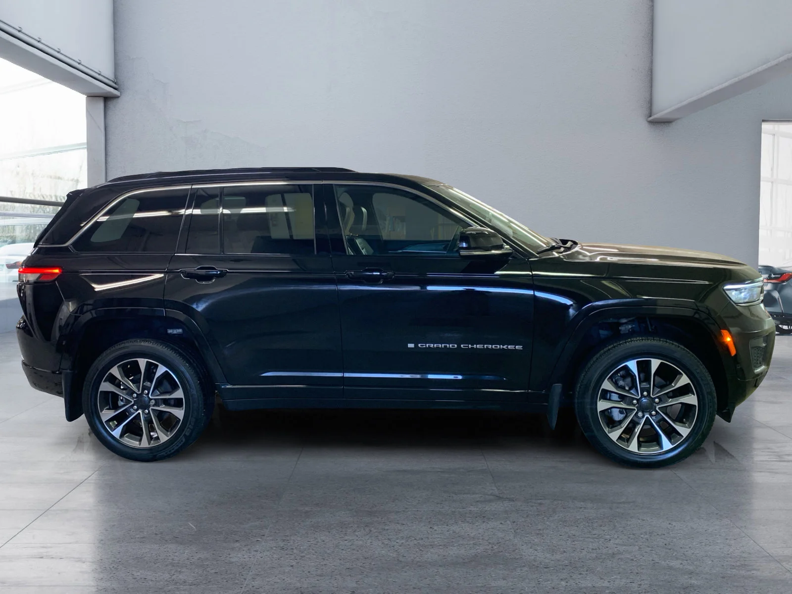 Used 2025 Diamond Black Crystal Pearl Jeep Overland image 6
