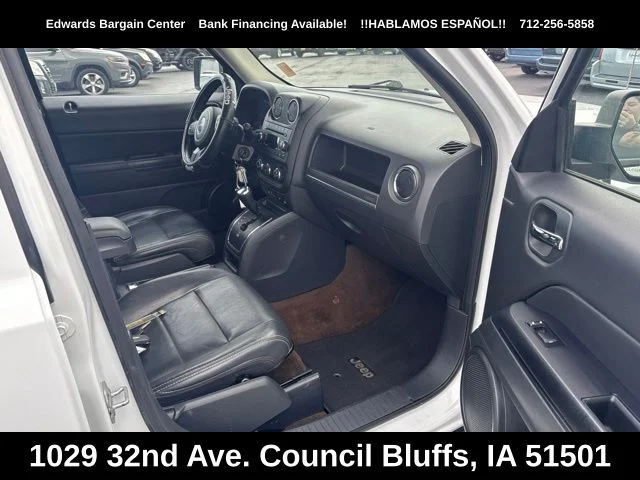 Used 2015 White Jeep Latitude image 10