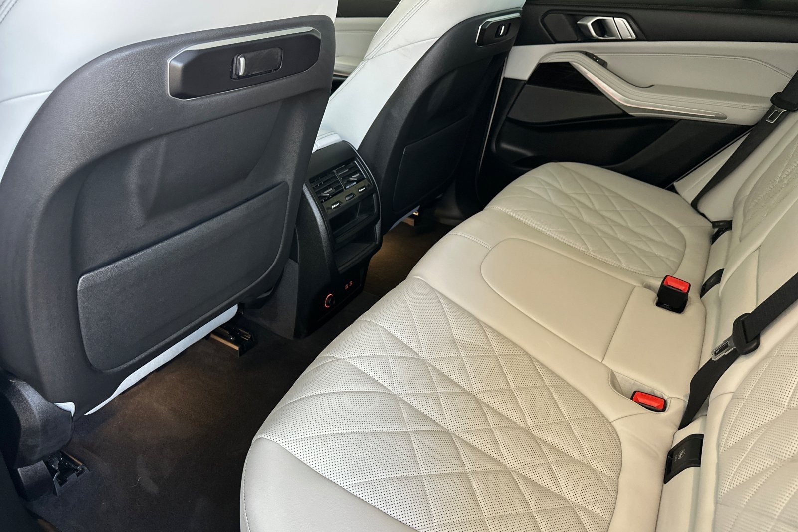 Used 2024 Alpine White BMW sDrive40i image 11