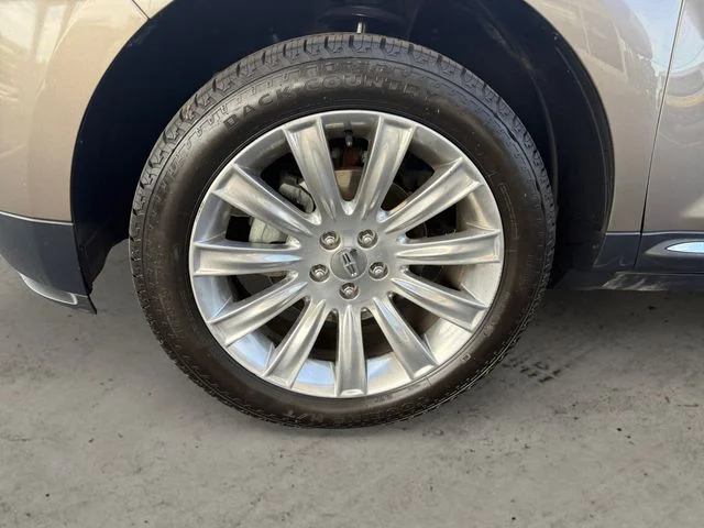 Used 2012 Gray Lincoln Base image 9