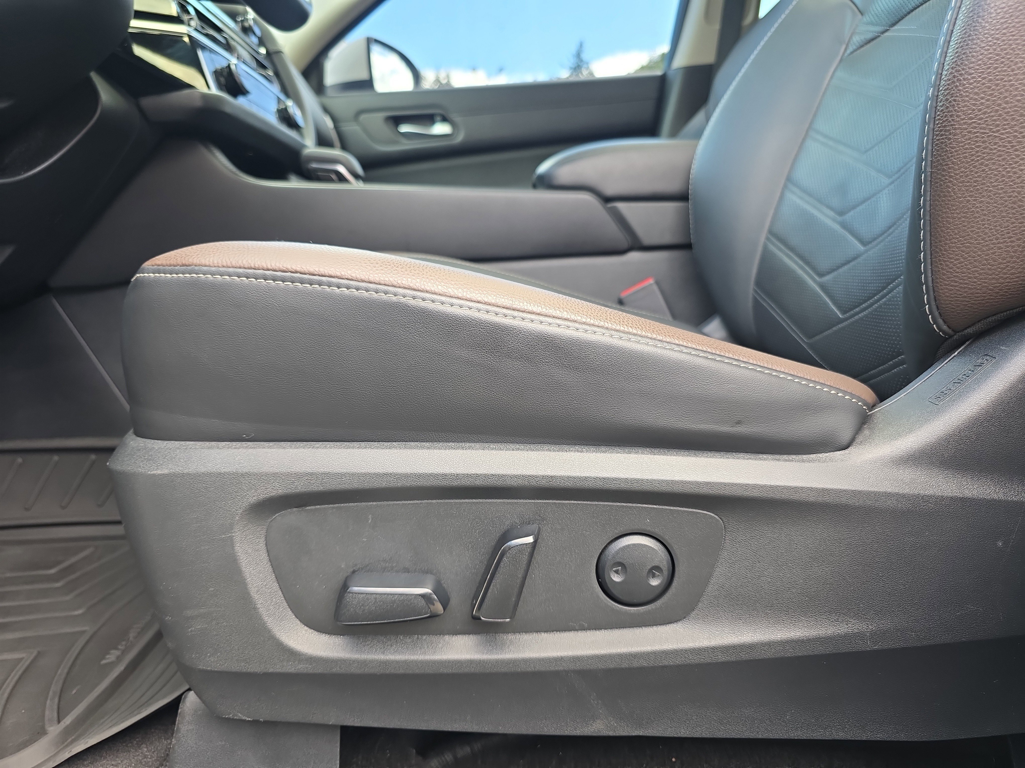 Certified Used 2023 Pearl White Tricoat Nissan Platinum image 11