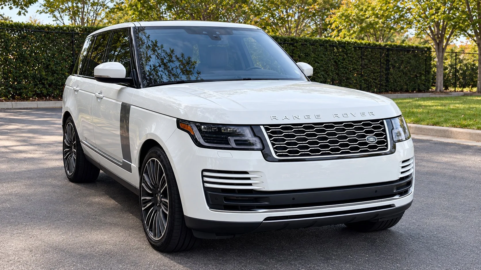 Used 2022 White Land Rover Westminster image 1