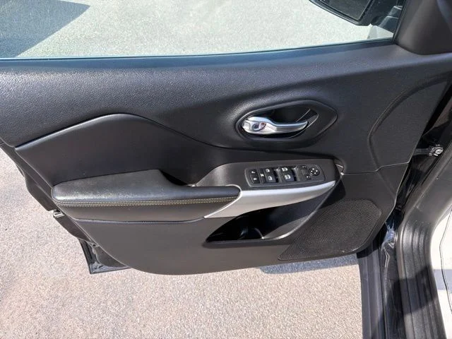 Used 2018 Diamond Black Jeep Latitude Plus image 20