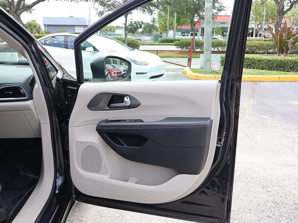 Used 2023 Black Chrysler Touring L image 22