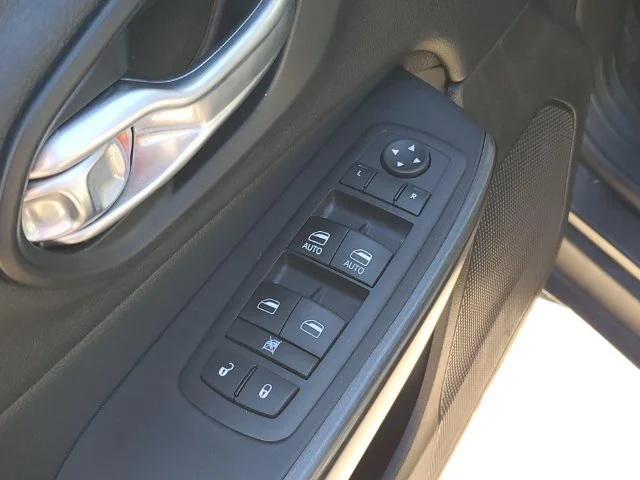 Used 2017 Granite Crystal Jeep Latitude image 14