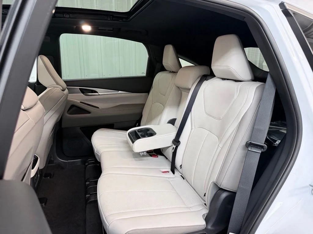 New 2027 RADIANT WHITE INFINITI Luxe AWD image 34