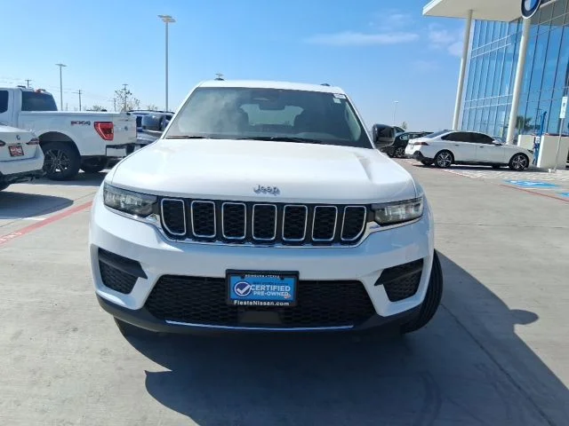 Used 2025 White/off-white Jeep Laredo image 2