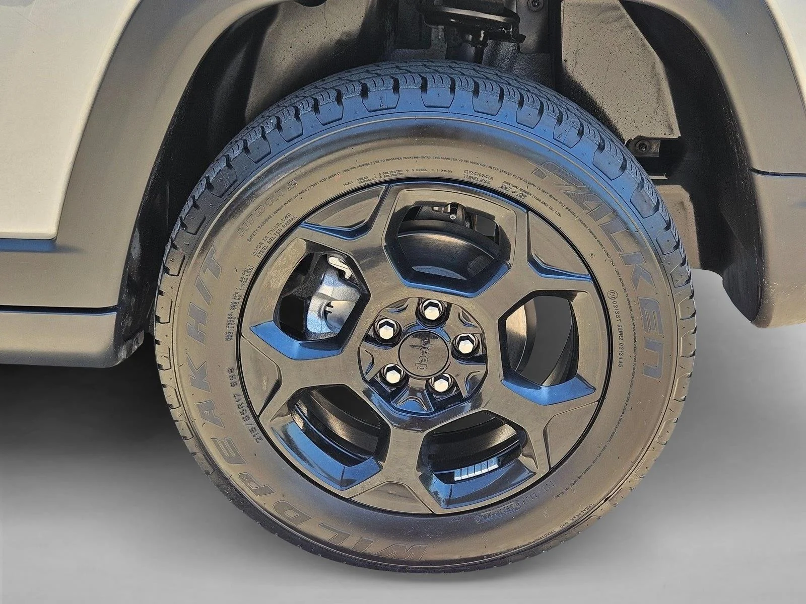 Used 2023 Billet Silver Metallic Clearcoat Jeep Trailhawk image 24