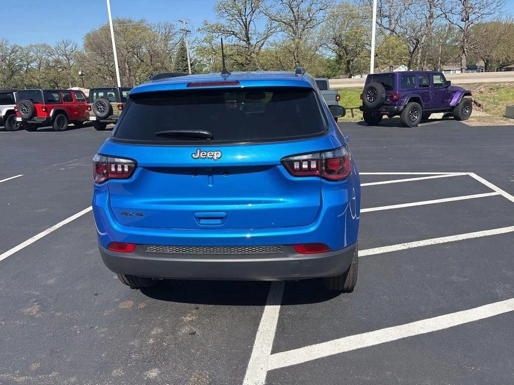 New 2026 Hydro Blue Pearlcoat Jeep Latitude Altitude image 7