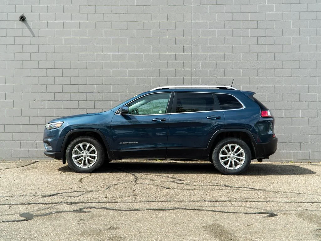 Used 2019 Blue Jeep Latitude image 2